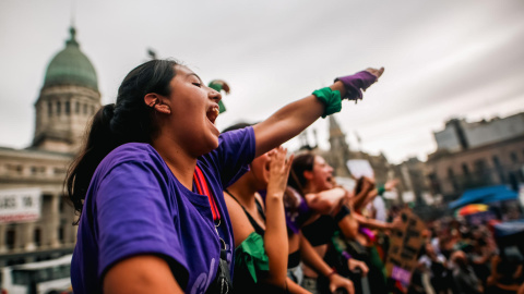 Mujeres participan en una manifestación en conmemoración del Día Internacional de la Mujer, este viernes en Buenos Aires