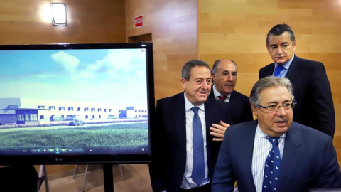 El ministro del Interior, Juan Ignacio Zoido (d), acompañado del delegado del Gobierno en Andalucía, Antonio Sanz (2d), junto a un monitor donde se encuentra una recreación de los nuevos (CIE), hoy durante la presentación en Algeciras (Cádiz).- EFE/A