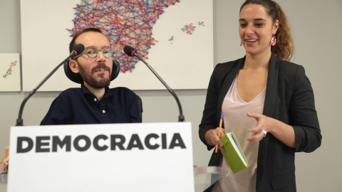 El secretario de organización de Podemos, Pablo Echenique, y Noelia Vera, durante la rueda de prensa que ofrecieron tras la reunión del Consejo de Coordinación de Podemos.EFE/Zipi