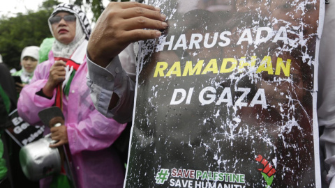 Una persona sostiene un cartel en el que se lee "Debe haber Ramadán en Gaza" durante una manifestación de apoyo a los palestinos frente a la embajada de Estados Unidos en Yakarta (Indonesia), el 09 de marzo de 2024.