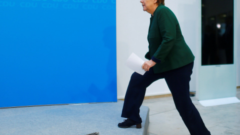 La canciller alemana en funciones Angela Merkel a su llegada a la rueda de prensa que ha ofrecido tras la reunión de su partido, la CDU, en Berlin. REUTERS/Hannibal Hanschke