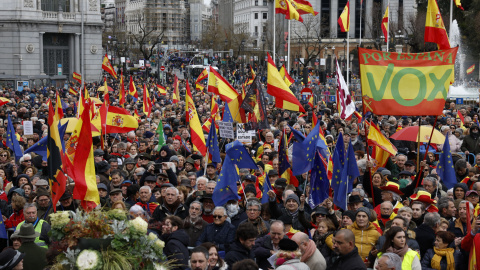 Los manifestantes, bajo el lema "Sobran los motivos, ¡Sánchez dimisión!", se reúnen en la Plaza de Cibeles (Madrid), el 9 de marzo de 2024.