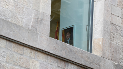 Retrato del presidente catalán cesado, Carles Puigdemont, en una de las salas del Palau de la Generalitat. REUTERS/Yves Herman