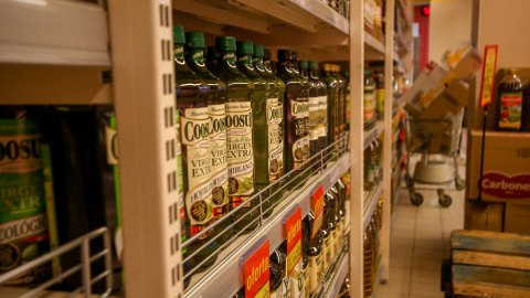 Sección del aceite de oliva en un supermercado en una foto de archivo