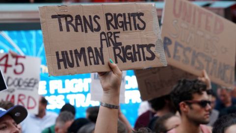 Protesta en Times Square, Nueva York, el pasado mes de julio contra el veto de Trump a los transexuales en el Ejército. /REUTERS