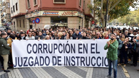 Tras la concentración han recorrido las calles de Palma hasta llegar al Tribunal Superior de Justicia de Baleares. /EFE