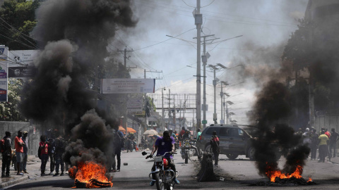 Un hombre pasa junto a una barricada en llamas durante una protesta en Puerto Príncipe (Haití) el 7 de marzo de 2024.