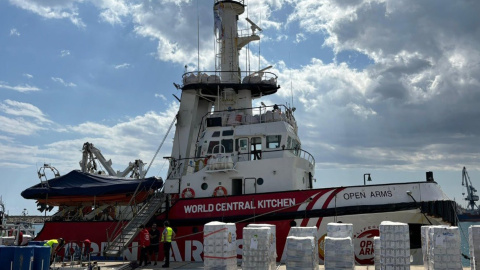 Vista del buque de OpenArms amarrado en un puerto de Chipre, listo para zarpar con toneladas de alimentos, agua y enseres esenciales a bordo para la población civil palestina, en una misión conjunta con World Central Kitchen.