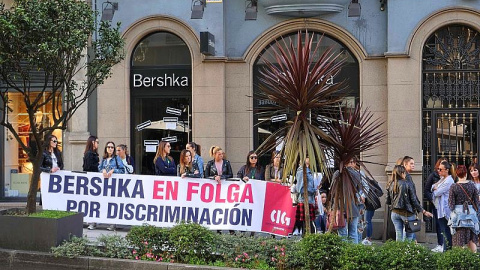 Las trabajadoras de Bershka cierran las tiendas de Pontevedra en la primera huelga en España en la historia de Inditex. CIG-Confederación Intersindical Galega