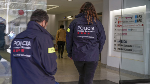 Imagen de dos agentes de Mossos d'Esquadra. Fotografía de archivo