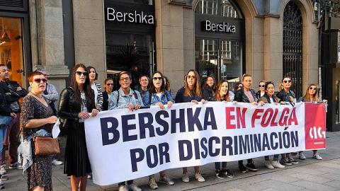 Las trabajadoras de Bershka cierran las tiendas de Pontevedra en la primera huelga en España en la historia de Inditex. CIG-Confederación Intersindical Galega