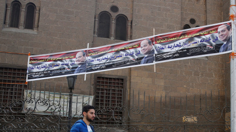 Cartel del presidente de Egipto, Abdel Fattah Al-Sisi, frente a una mezquita en el antiguo Cairo Islámico. /REUTERS