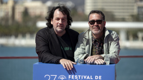 Los directores Isaki Lacuesta (i) y Pol Rodríguez (d) posan para los fotógrafos durante el photocall de la película 'Segundo premio', en el 27 Festival de Málaga.