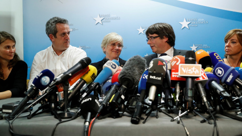 El expresident catalán Carles Puigdemont junto a los exconsejeros que le han acompañado a Bruselas (Meritxell Serret, Joaquim Forn, Clara Ponsati y Meritxell Borras) en su comparecencencia en el Press Club Brussels Europe, en la capital belga. REUTERS/Y