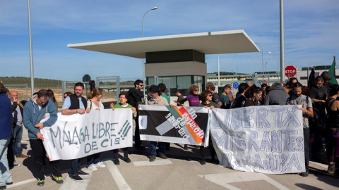 Cerca de medio centenar de personas se concentraron el domingo a las puertas de la cárcel de Archidona (Málaga) para exigir el cumplimiento de la ley y mostrar su rechazo a la decisión del Gobierno de ingresarlos en un centro penitenciario.- EFE/Carlos