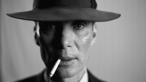 Fotograma cedido por Universal Pictures donde aparece el actor Cillian Murphy en su papel de J. Robert Oppenheimer