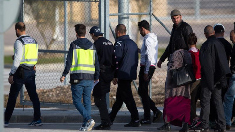 Familiares de los migrantes argelinos recluidos en el centro penitenciario de Archidona. /EFE