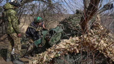 Tropas ucranianas realizan maniobras en Bajmut, cerca de Donetsk, a 8 de marzo de 2024.