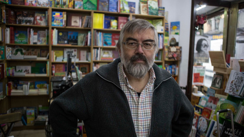 Santiago Palacios en su librería Sin Tarima, en la calle Magdalena de Madrid.- JAIRO VARGAS