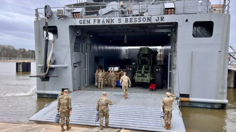 El buque de apoyo logístico General Frank S. Besson antes de zarpar desde Virginia para establecer un muelle temporal para entregar suministros humanitarios hasta la Franja de Gaza.