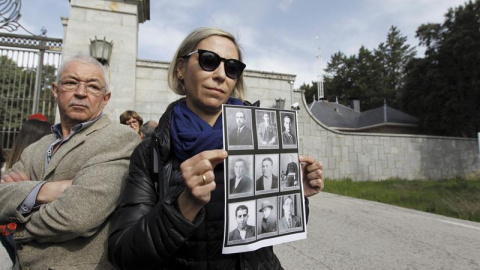 Silvia Navarro, de la Asociación de Familiares Pro Exhumación de los Republicanos del Valle de los Caídos, y Francisco Casado Blesa, nieto y sobrino nieto de José y Antonio Casado, en la entrada del Valle de los Caídos. EFE/Paolo Aguilar