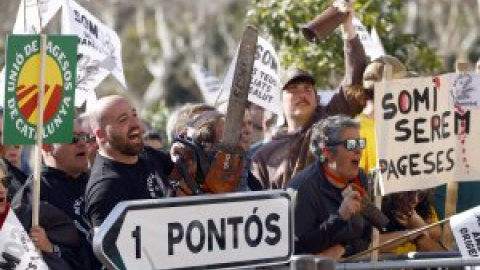 Uns 200 pagesos protesten sorollosament a les portes del Parlament abans del debat monogràfic