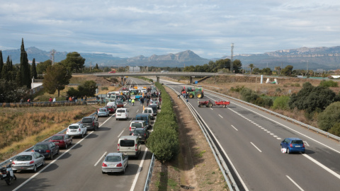 Els pagesos tallen l'AP-7 a Cambrils per protestar contra els macroprojectes.