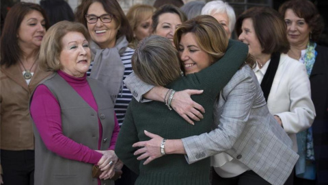 La presidenta de la Junta de Andalucía, Susana Díaz (d), abraza a una de las integrantes del Consejo Andaluz de Participación de las Mujeres. EFE/JULIO MUÑOZ