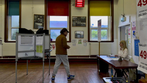 Una persona se acerca a la mesa electoral cuando Irlanda celebra referendos sobre los cambios propuestos a la redacción de la Constitución en el Día Internacional de la Mujer en Dublín, el 8 de marzo de 2024.