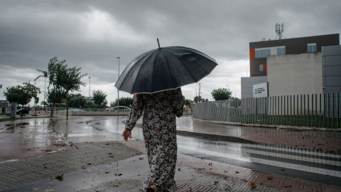 Una mujer camina bajo la lluvia, a 2 de septiembre de 2023, en Castellón, Comunidad Valenciana (España).