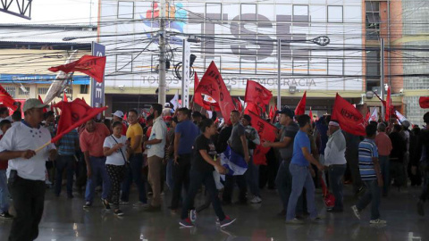 Simpatizantes de Salvador Nasralla protestan frente al edificio del Tribunal Supremo Electoral, en Tegucigalpa. / GUSTAVO AMADOR (EFE)