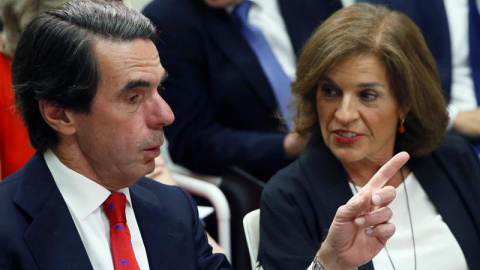 El expresidente del Gobierno, José Mª Aznar y su esposa, Ana Botella durante la mesa "El Átlántico en la economía global" en la I Semana Atlántica IADG, hoy en Madrid. EFE/Fernando Alvarado