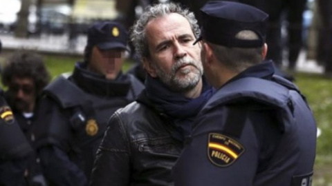 Willy Toledo, frente a agentes de la Policía Nacional - EFE