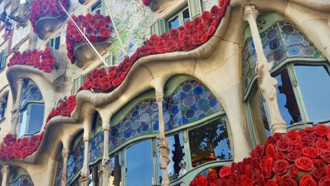 El edifico de la Casa Batlló de Gaudí en Barcelona, decorada con flores rojas por la Diada de Sant Jordi.