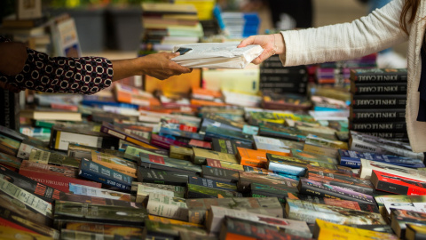 Como es tradición, los catalanes se volverán a regalar libros y rosas, aunque este año muchas será de color amarillo. / EFE