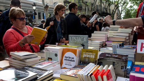 Barcelona vive hoy una nueva Diada de Sant Jordi, en un día laborable tras las dos últimas ediciones celebradas en fin de semana. / EFE