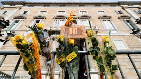 Algunos ciudadanos han depositado en las vallas de seguridad que protegen el Palau de la Generalitat, rosas amarillas en apoyo a los presos. / EFE