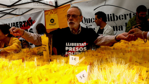 Este año, se reivindica el uso de las flores amarillas en lugar de las rojas como recuerdo a los políticos independentistas encarcelados. / EFE