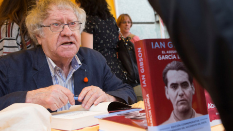 El escritor hispanista de origen irlandés y nacionalizado español Ian Gibson firma ejemplares de su libro.- EFE