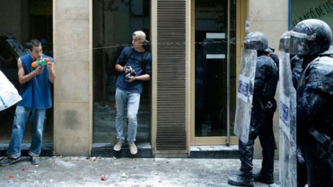 Un okupa dispara con una pistola de agua a varios agentes de los Mossos d'Esquadra en Barcelona./ EF