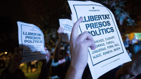 Manifestants davant el Parlament de Catalunya per exigir l'alliberament dels presos polítics / EFE Enric Fontcuberta