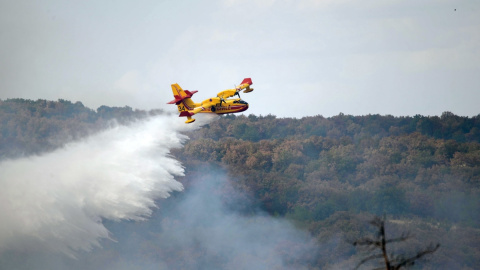 Un avión de extinción de incendios opera durante los esfuerzos para apagar un incendio forestal en la región de Evros, al norte de Grecia, el 1 de septiembre de 2023.