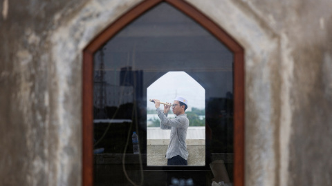 Un hombre comprueba la posición de la Luna, para marcar el inicio del Ramadán, en Yakarta (Indonesia), a 10 de marzo de 2024.