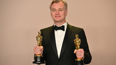 El director británico Christopher Nolan posa con los Oscar al mejor director y a la mejor película por 'Oppenheimer', a 10 de marzo de 2024.