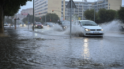 Varios vehículos circulan bajo la lluvia por Castelló de la Plana, donde se esperan lluvias y tormentas.