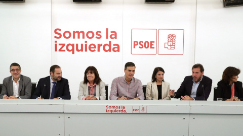 El secretario general del PSOE, Pedro Sánchez (c), durante la reunión de la Ejecutiva socialista en la sede de  Ferraz, la primera tras la puesta en marcha el artículo 155 de la Constitución. EFE/ Zipi