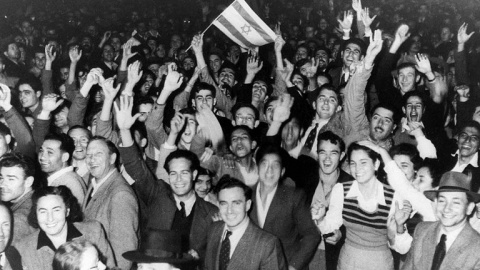 Foto del 29 de noviembre de 1947 de ciudadanos de Tel Aviv que celebran la decisión de las Naciones Unidas sobre la partición de Palestina. AFP