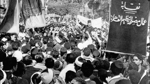 Foto del 16 de diciembre de 1947 del presidente de la Asociación de Hombres Jóvenes Musulmanes, Saleh Harb Pasha, llevado a hombros de algunos de sus seguidores durante una gran manifestación en El Cairo contra la decisión de las Naciones Unidas de di