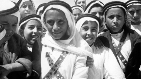 Foto tomada en 1948 de niños palestinos de Beer Sheba esperando al Comité Especial de las Naciones Unidas para Palestina, tras la partición del territorio en dos estados. AFP