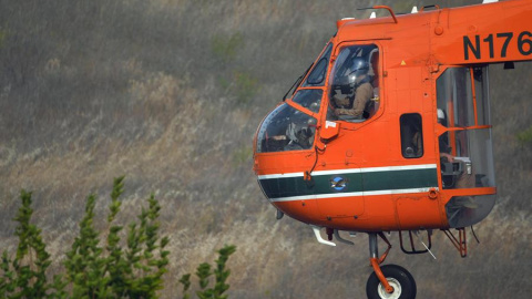 Un helicóptero de extinción de incendios recoge agua cerca del incendio forestal en Evros, Grecia, a 1 de septiembre de 2023.